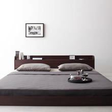 洗練された寝室を作る 棚・コンセント付きモダンデザインフロアベッド (セミダブル)