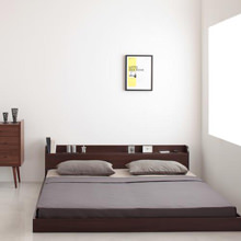 洗練された寝室を作る 棚・コンセント付きモダンデザインフロアベッド (ダブル)