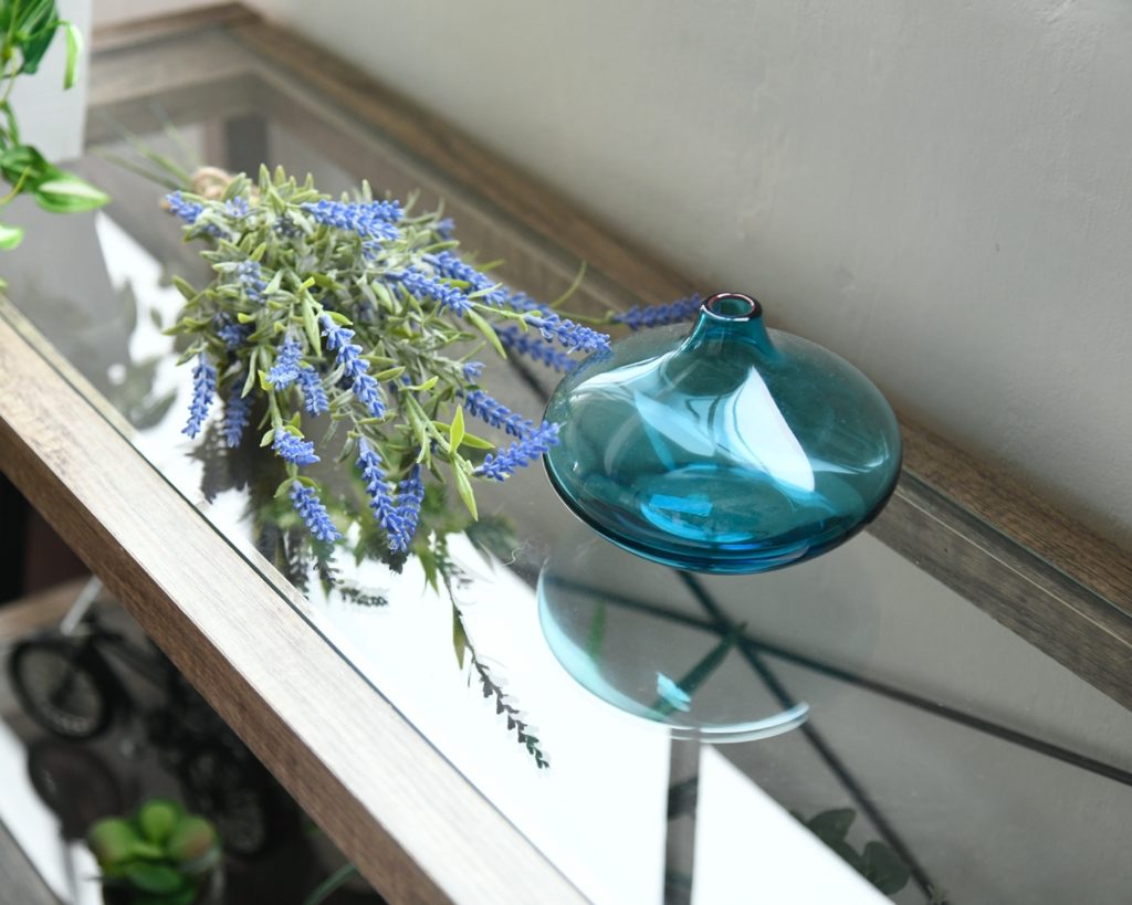 ガラス素材で涼を感じるリビングに♡おすすめ夏インテリアはコレ