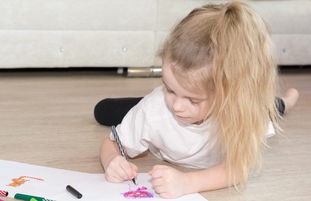 子供が机にお絵描きしちゃった 楽々お対処方法伝授します Covearth Magazine