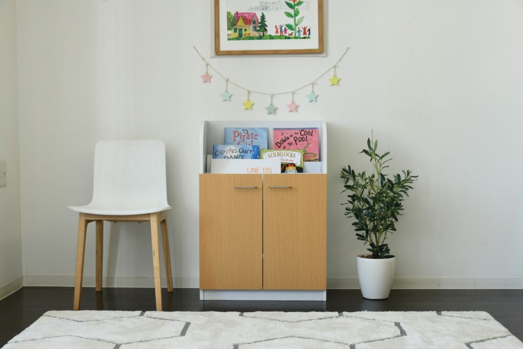 子どもがいるリビングにおすすめ！おしゃれに見せる人形の収納方法