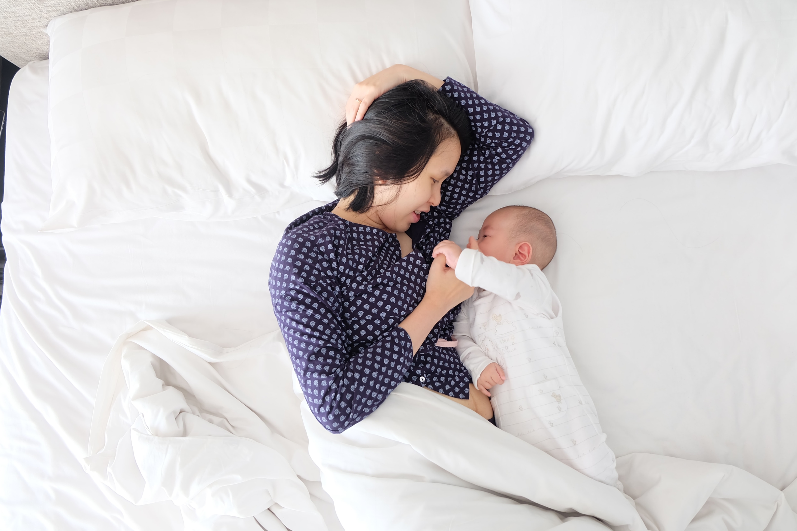 「一緒のベッドで眠りたい」と思うのは、パパやママはもちろん、赤ちゃんも同じのはず。添い寝を安心で安全に♪  新生児 赤ちゃん 簡易ベビーベッド 激安格安ベッドインベッド 転落防止 折りたたみ 添い寝 洗濯可能 寝返り防止 ベビーガード ベビーインベッド オーガニック コットン出産祝い プレゼントお昼寝 折り畳み可能 コンパクト ミニベビーベッド 持ち運びに便利
