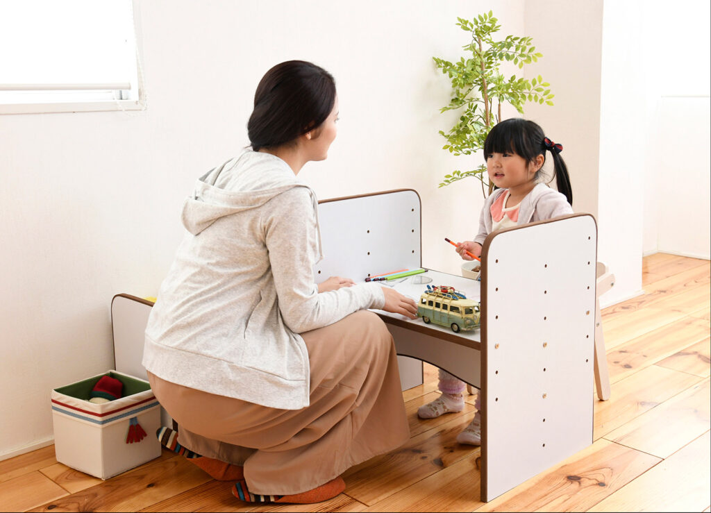 キッズデスクおすすめ10選を一挙ご紹介!親子で長く楽しく使おう COVEARTH MAGAZINE 変形デスク 収納ラック 収納棚 椅子 おもちゃ収納 機能満載