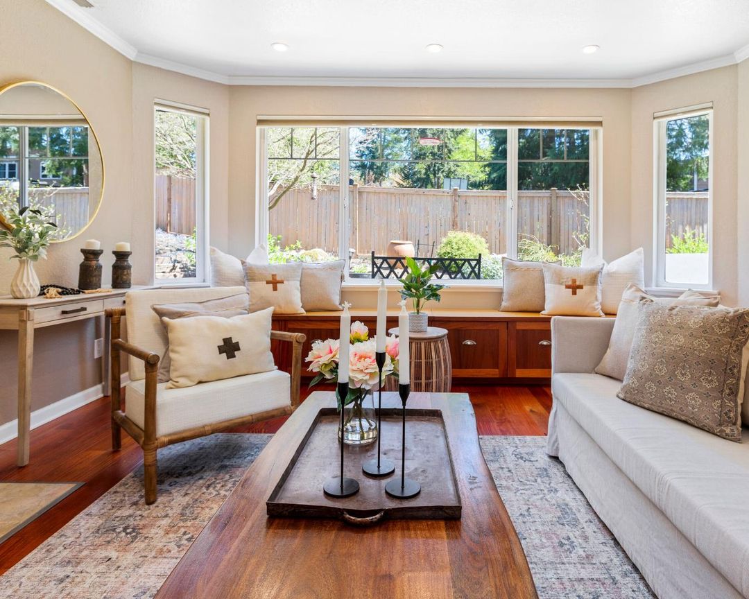 明るい光と風が心地よい！出窓のある開放感たっぷりのお部屋