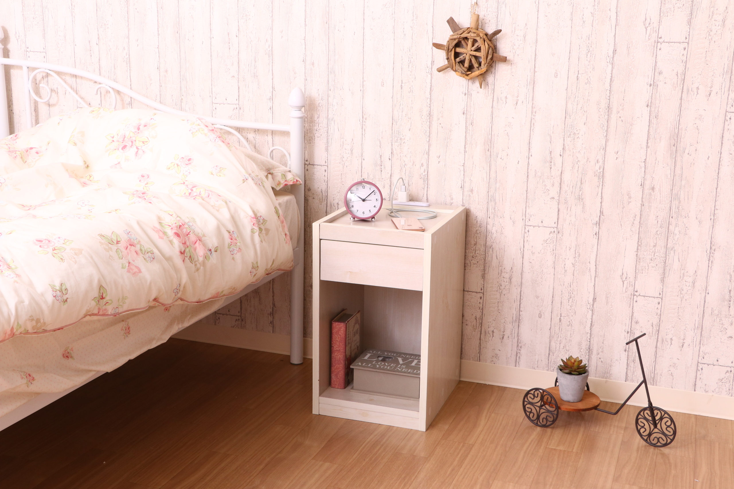 スリム＆モダン ベッドサイドテーブル：天然ホワイトオーク製 スリム＆モダン ベッドサイドテーブル：天然ホワイトオーク製