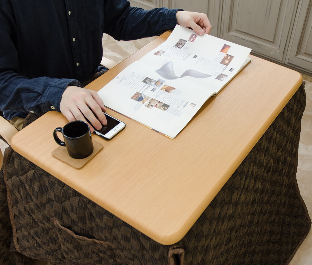 狭い部屋にも置ける！多機能なデスク型一人用こたつで冬を快適に