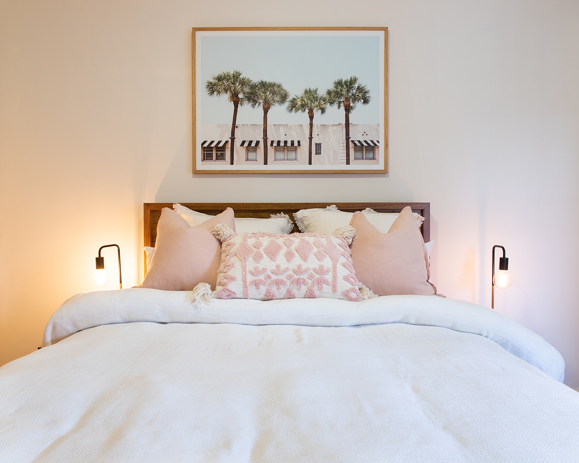 リラックスしやすい寝室インテリアの作り方 配色や家具選びについて Covearth Magazine