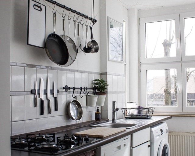 収納スペースを確保できる キッチン収納で役立つ吊るす収納 Covearth Magazine