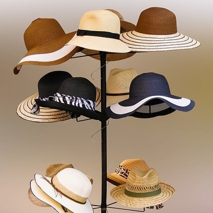 帽子の収納ってどうしてる？収納アイディアとおすすめ5選 | COVEARTH MAGAZINE 籐編みデザイン帽子スタンド 帽子型崩れ防止 収納兼用ディスプレイラック 店舗用 ショップ 家対応