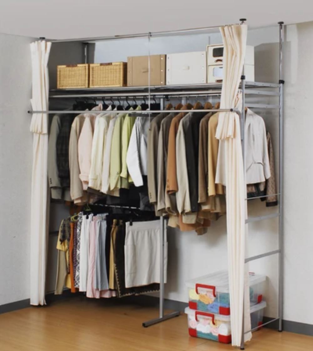 洋服は見せる収納で！ショップ風ディスプレイで叶うお洒落なリビング