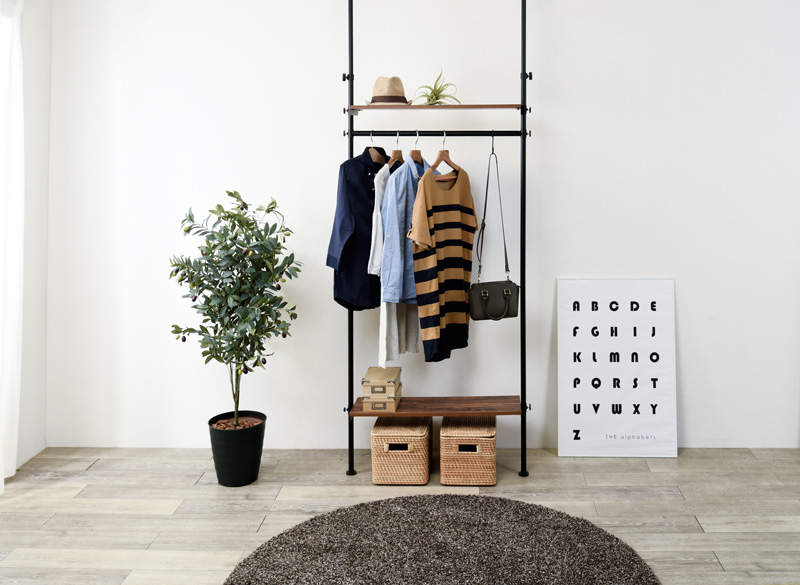 洋服は見せる収納で！ショップ風ディスプレイで叶うお洒落なリビング