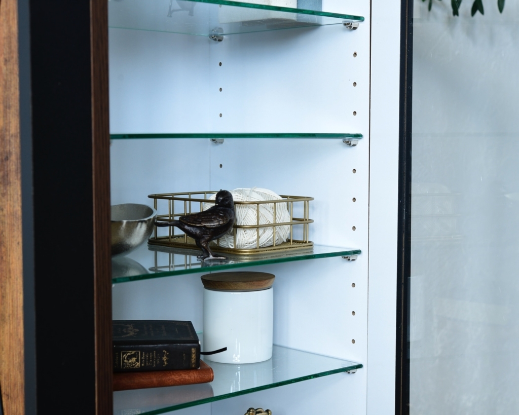 一枚ガラスのデザイン飾棚です 一枚ガラスのデザイン飾棚です