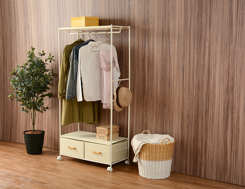 洋服は見せる収納で！ショップ風ディスプレイで叶うお洒落なリビング