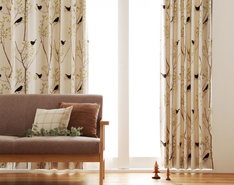 リビングのカーテンは茶色！おしゃれに選んで運気アップ | COVEARTH