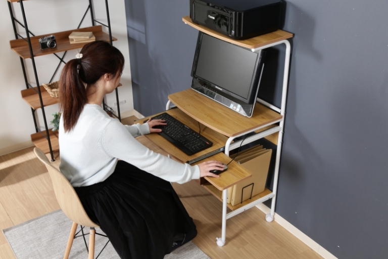 【おすすめ10選】狭い部屋向け！パソコンデスクの選び方＆配置について | COVEARTH MAGAZINE