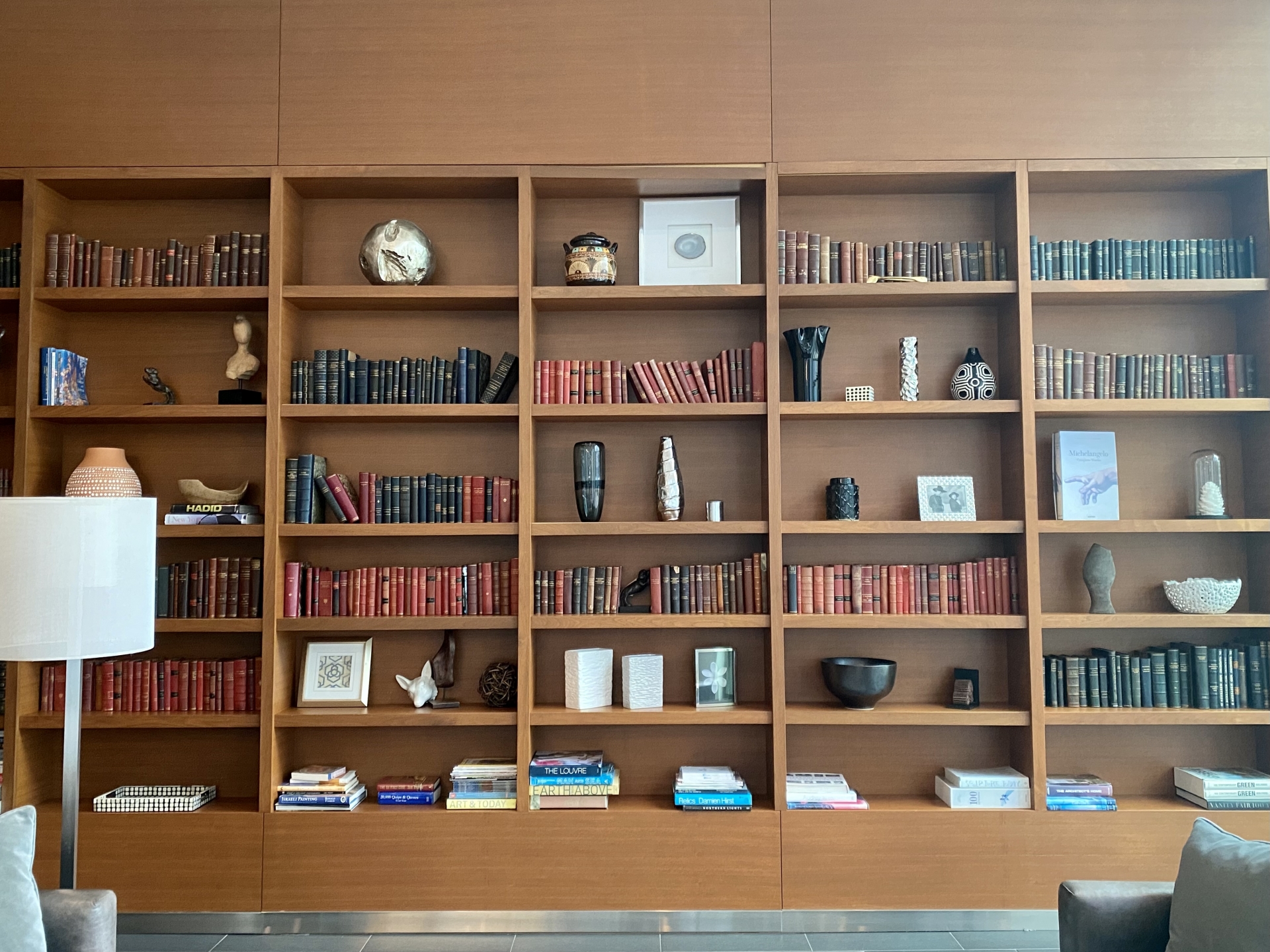 ベンチ 本棚 OFFI 赤いクッション付き オープンシェルフ レコード入れ