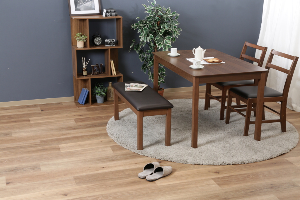 ダイニングに長椅子はあり？ベンチ型の魅力をチェア型と比較