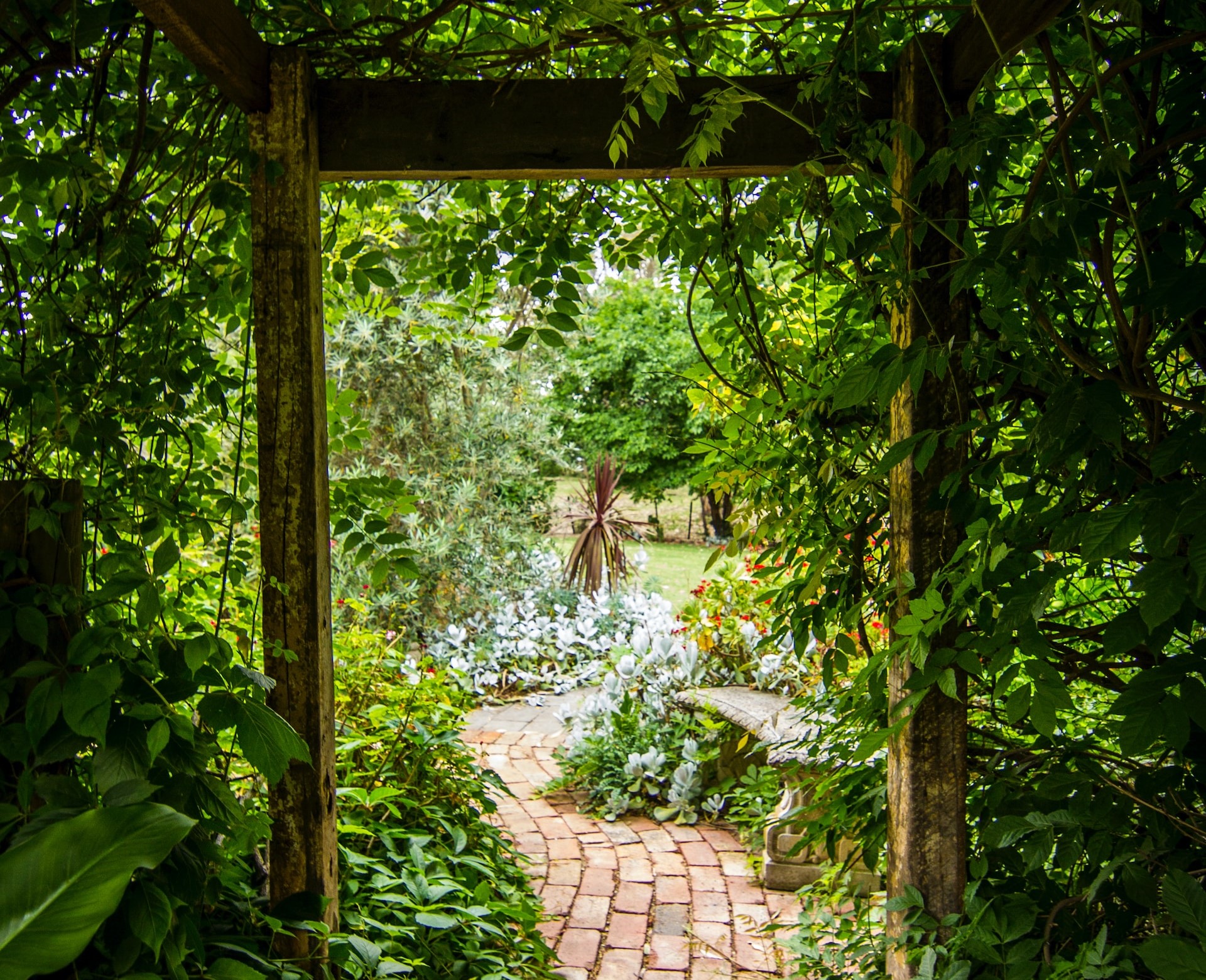 イングリッシュガーデンとは何？作り方や植物の選び方も解説