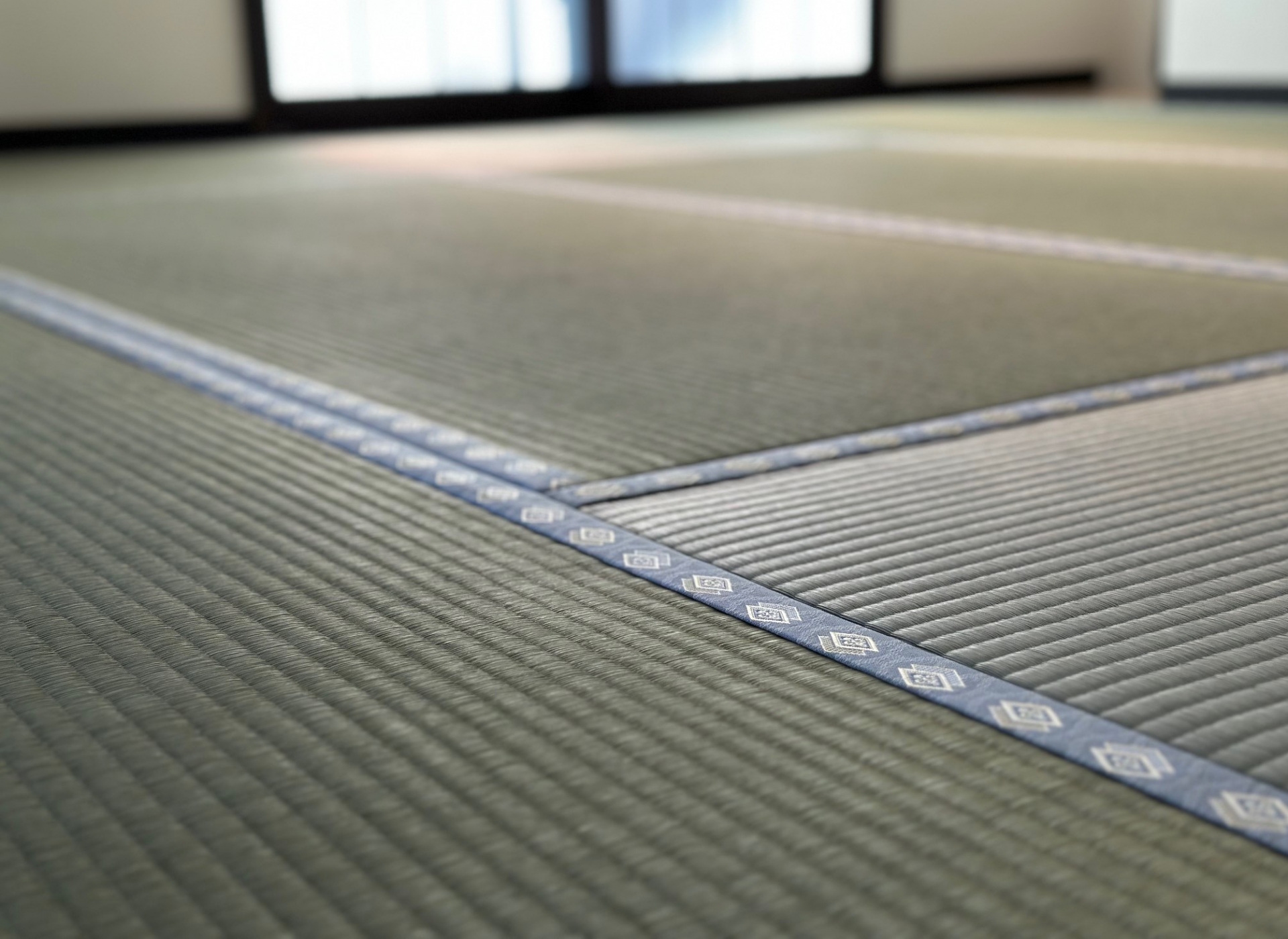 畳の部屋にタイルカーペットを敷くときの注意点と選ぶときのポイント | COVEARTH MAGAZINE