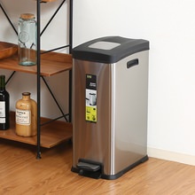ワンステップで開閉可能な便利機能 キューブステップビン 30L