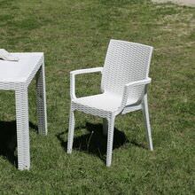 [2個セット] 屋外でも使用できるラタン調デザイン 肘付きチェア ホワイト