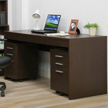 シンプルなデザインなので、机の上も下も広々空間！ シンプルデスク