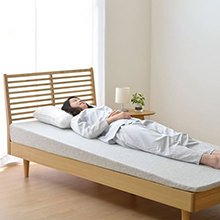 快適な眠りと起き上がりやすさをサポート 傾斜デザイン高反発マットレス