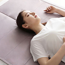 優しいひんやり感で朝までぐっすり眠れる 接触冷感ジェルマット