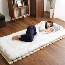 清潔で快適な睡眠環境を実現してくれる 檜仕様ロール式すのこベッド (シングル)