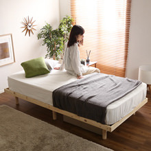 安らぎの眠りへと導いてくれる 総檜脚付きすのこベッド (シングル)