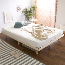 美しい北欧産パイン材を使用した 3段階高さ調節脚付きすのこベッド 