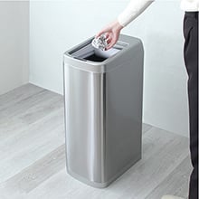 汚れに強いステンレス製で清潔さをキープ シャッター式50L自動開閉ゴミ箱