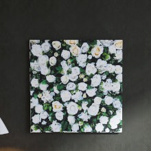 たくさんの白いバラが空間を彩る 花のファブリックボード