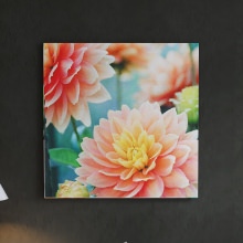 カラフルな色合いでお部屋を華やかに演出する 花のファブリックボード