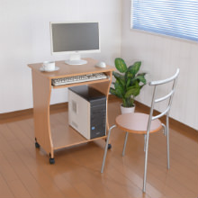 さりげない木目柄とスリムサイズがお部屋に馴染む 機能性も抜群 木目調パソコンデスク