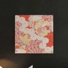 赤系や白系で描かれた柄で可愛く飾れる 和柄の壁掛けインテリア