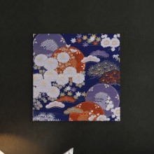 落ち着きのある色と華やかなデザインが印象的 和柄のファブリックパネル