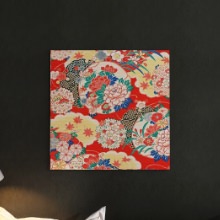 ビビッドで艶やかな花が豊かに咲き揃う 伝統和柄のファブリックパネル
