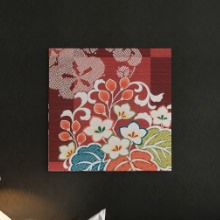 大胆なお花とボタニカル模様がシックな雰囲気を醸す 和柄のアートパネル