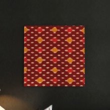 暖色系の色合いが主体の和風のテイストのインテリア 和柄の壁掛けインテリア