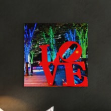 どのような空間にもロマンチックさを演出 LOVEモチーフのファブリックパネル