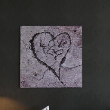 落書き風のLOVEがキュート ハートモチーフのインテリアパネル