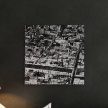 モノクロトーンがクールな印象 旧市街の風景写真を使ったファブリックパネル