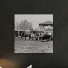 モノクロがお洒落な雰囲気の 馬車森の写真を使ったファブリックパネル
