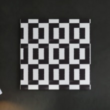 モノトーンで描かれた 幾何学模様のファブリックパネル