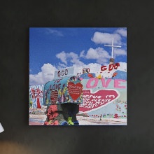 爽やかな街の風景と可愛らしい LOVEのアートパネル