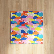 カラフルでアクセントになるファブリックパネル カモフラージュ柄の壁掛けアート