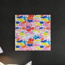 カラフルで子供部屋にもおすすめな カモフラージュ柄のファブリックボード