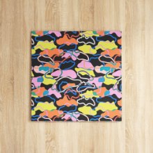 ワンポイントアートを楽しめる カモフラージュ柄のファブリックパネル