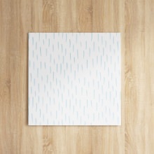 ホワイトのベースカラーに淡いブルーで線が描かれた 北欧のファブリックボード